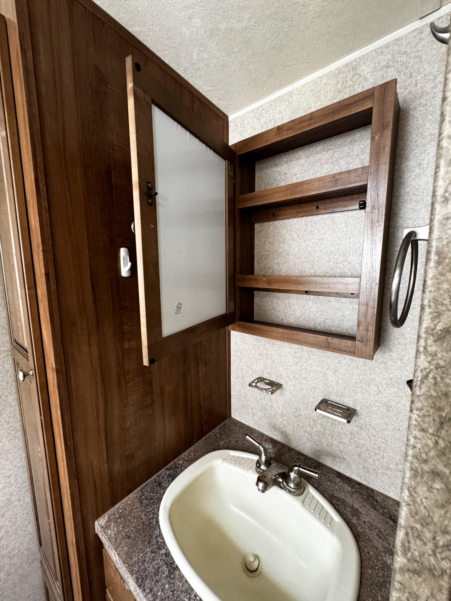 2018 Rockwood 2018 Rockwood Ultra Lite - thumbnail 24