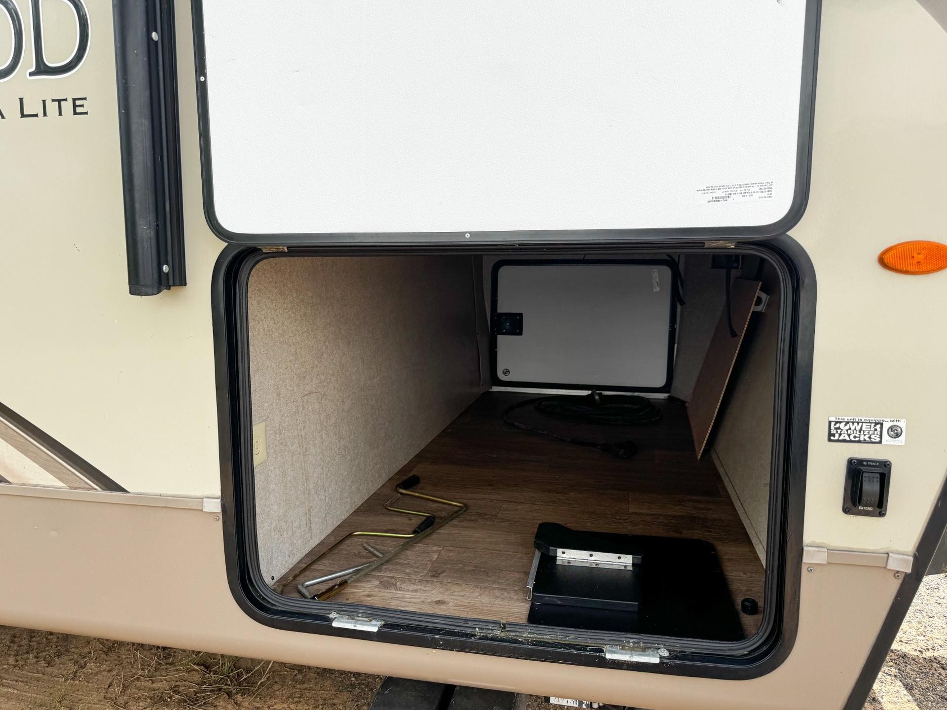 2018 Rockwood 2018 Rockwood Ultra Lite - thumbnail 39