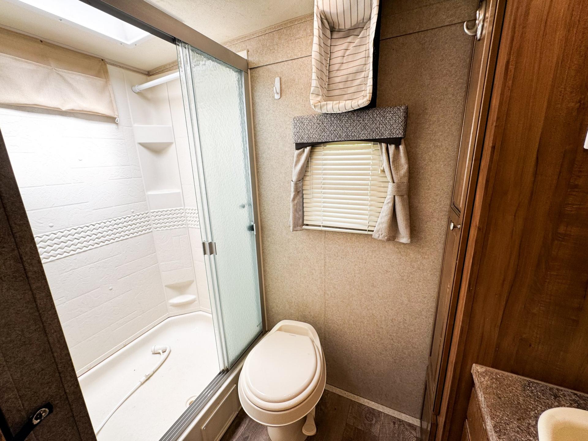 2018 Rockwood 2018 Rockwood Ultra Lite - thumbnail 25