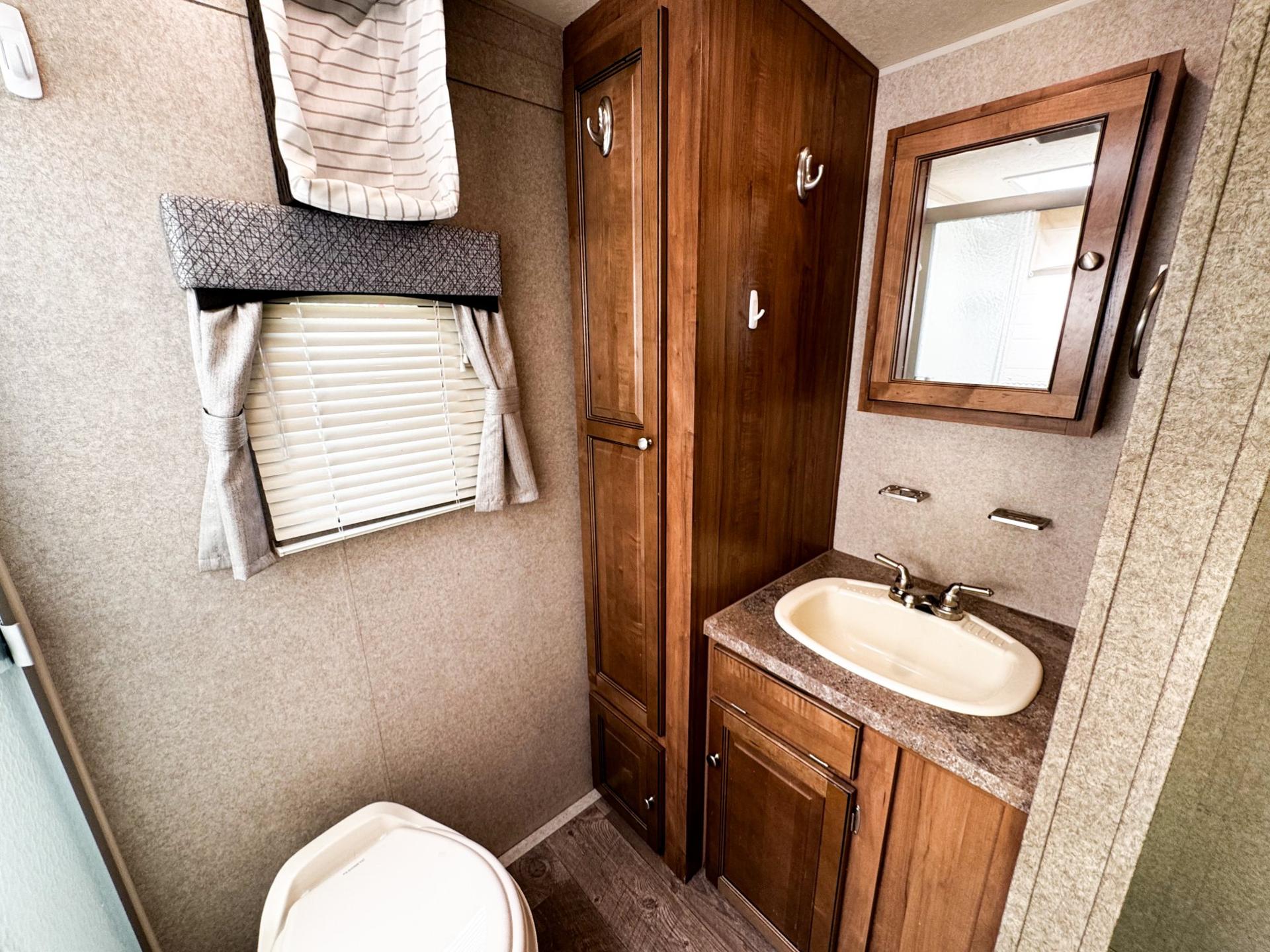 2018 Rockwood 2018 Rockwood Ultra Lite - thumbnail 27