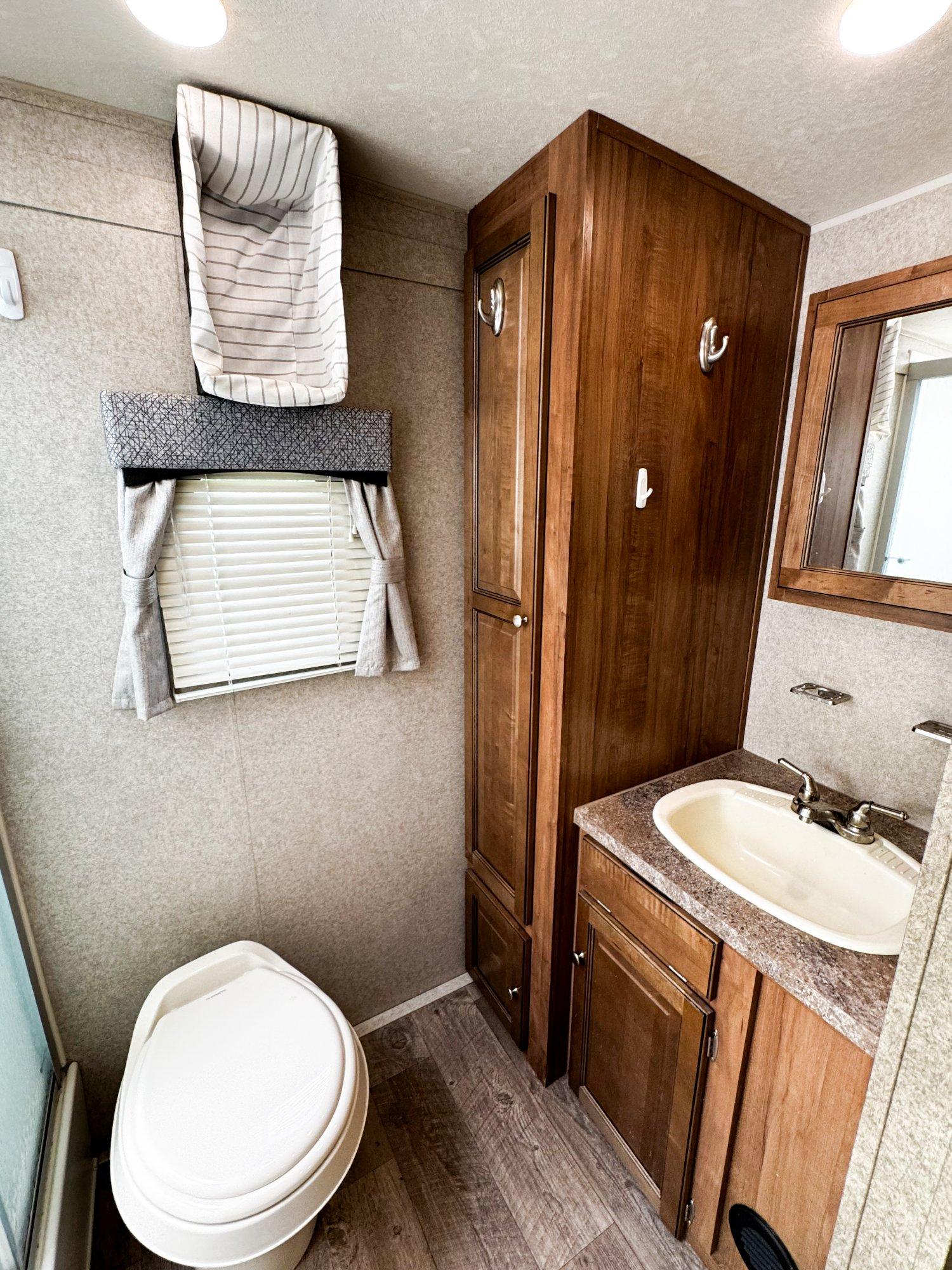 2018 Rockwood 2018 Rockwood Ultra Lite - thumbnail 28