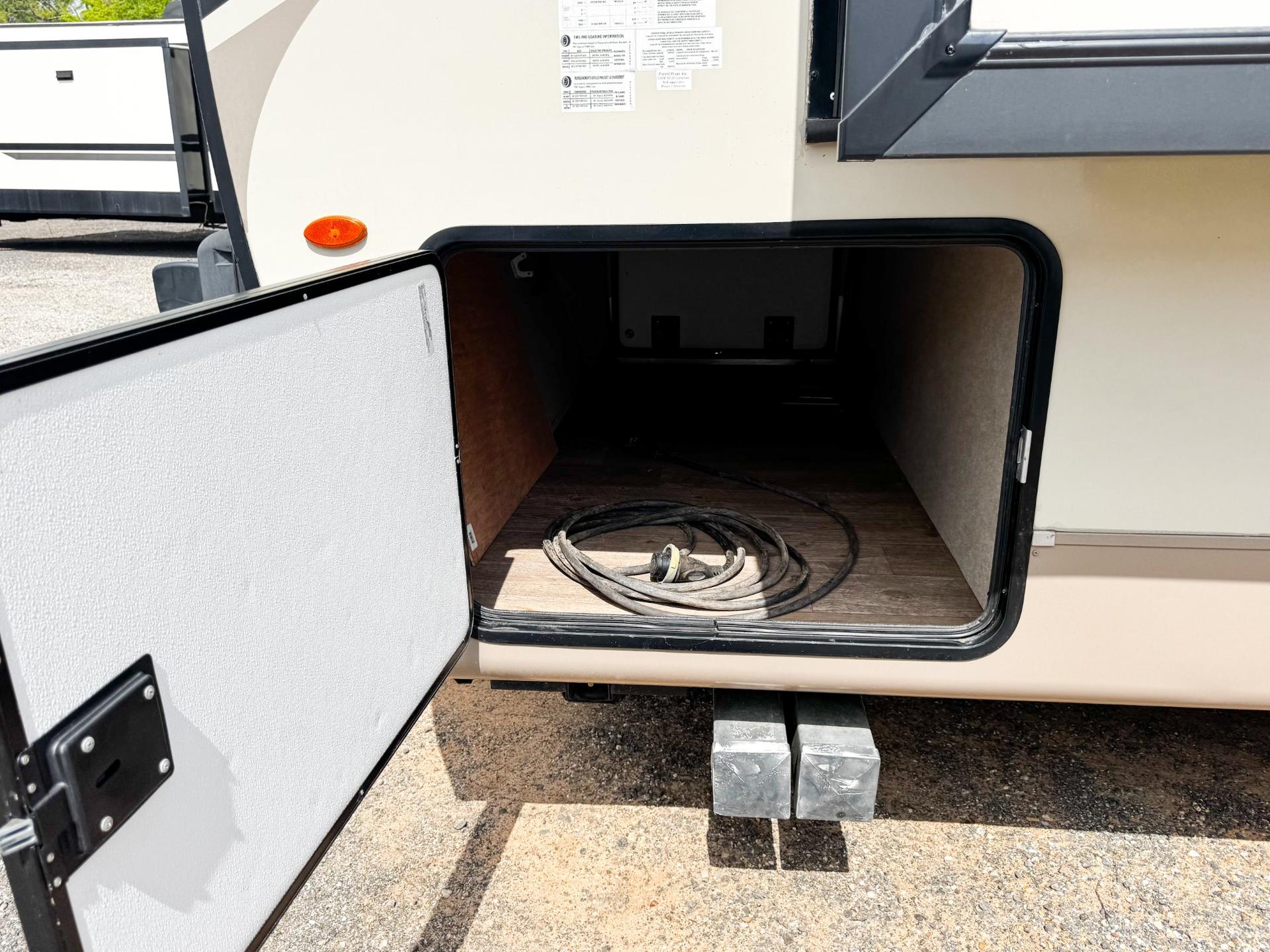 2018 Rockwood 2018 Rockwood Ultra Lite - thumbnail 40