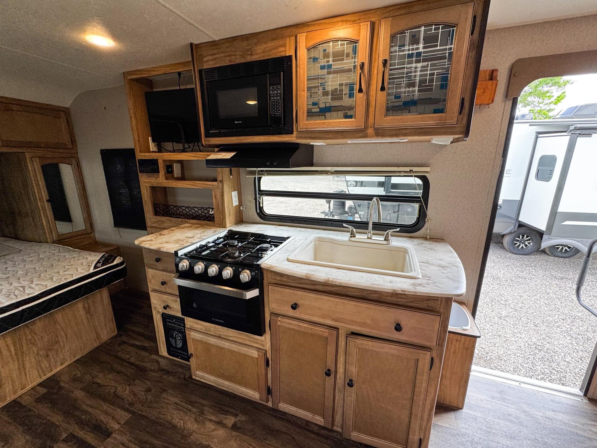2018 Coachmen 2018 Coachmen Freedom Express - thumbnail 5