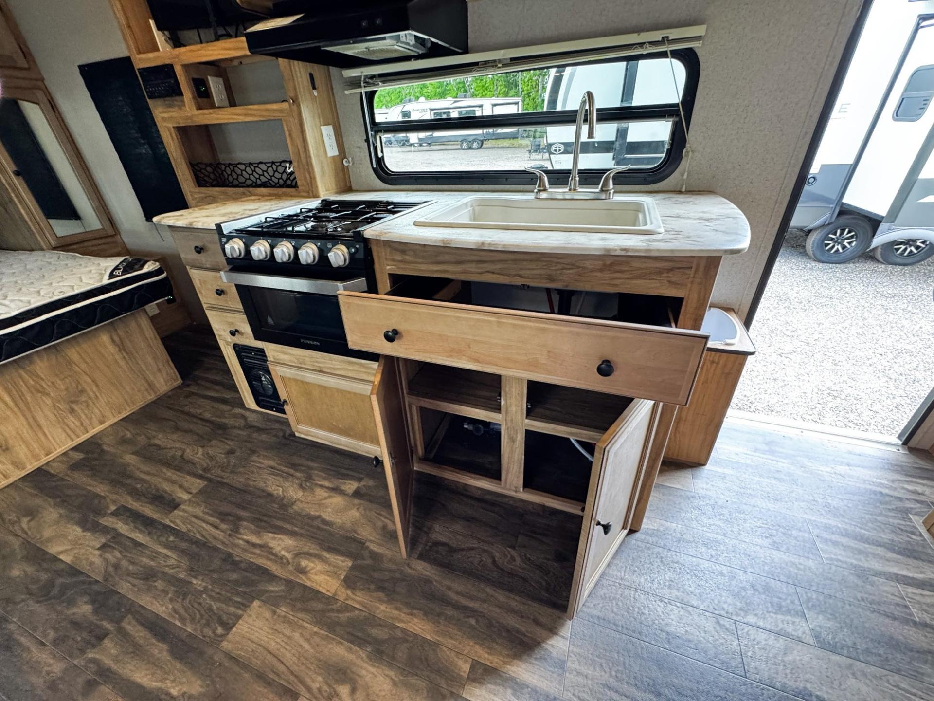 2018 Coachmen 2018 Coachmen Freedom Express - thumbnail 6