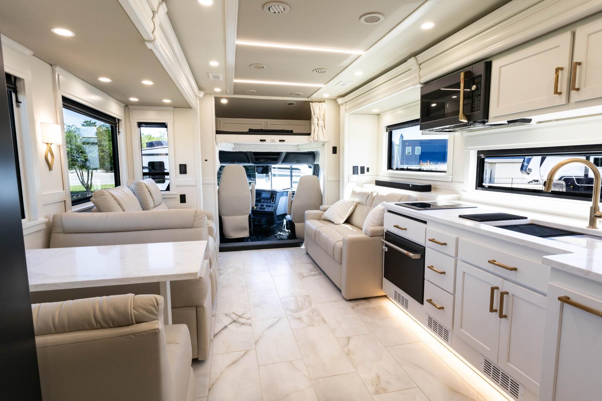 2026 Showhauler 2026 Showhauler Adventure - thumbnail 4