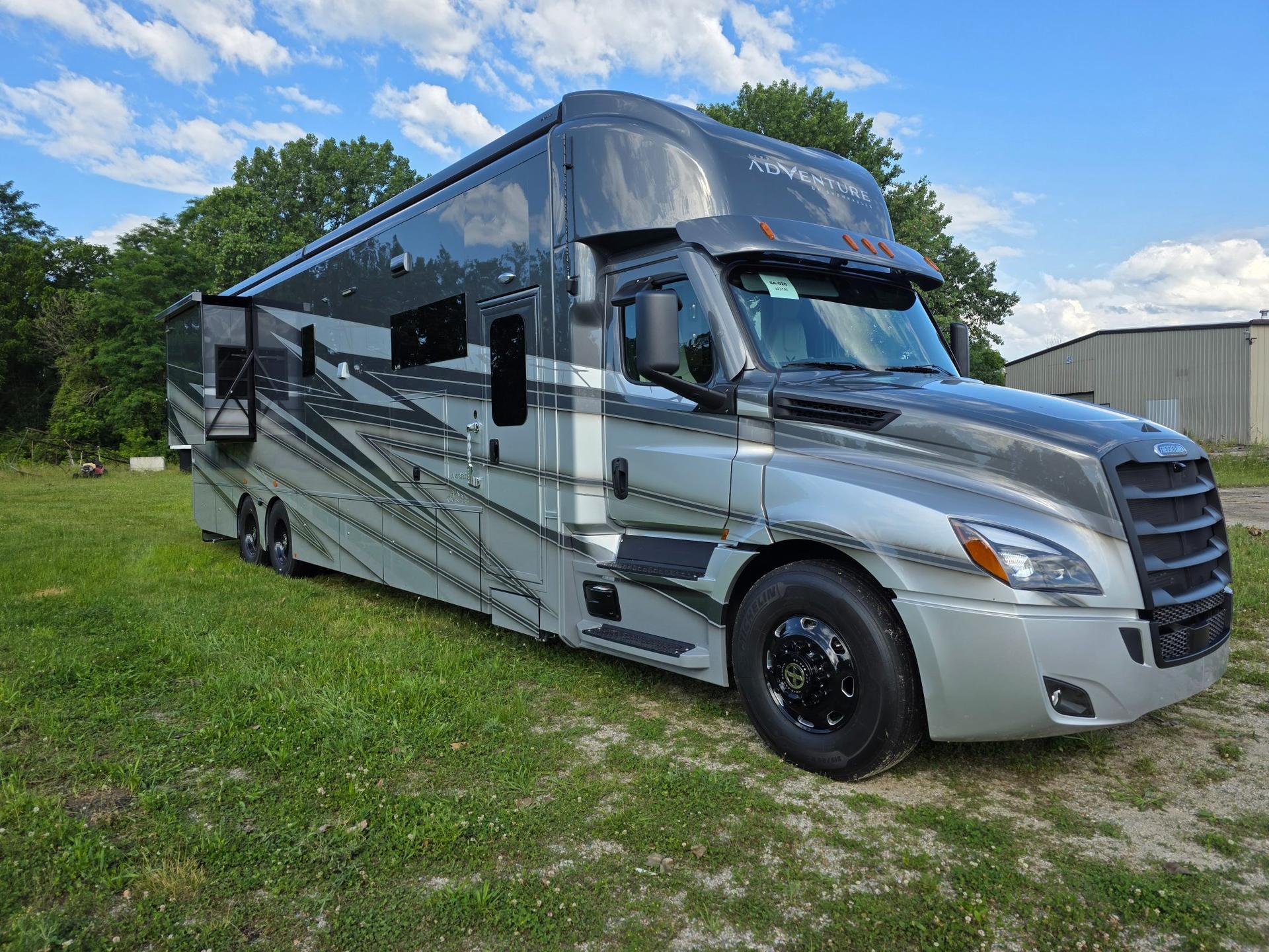 2027 Showhauler 2027 Showhauler Adventure - thumbnail 40
