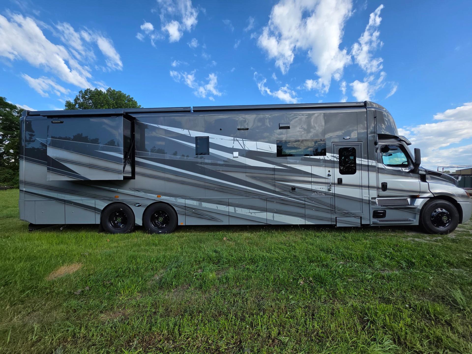 2027 Showhauler 2027 Showhauler Adventure - thumbnail 43
