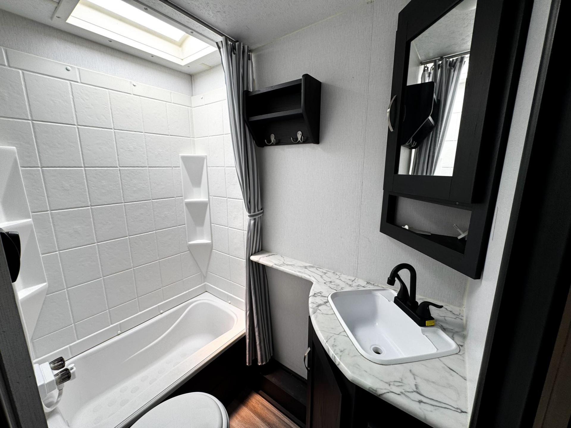 2022 Coachmen 2022 Coachmen Freedom Express Ultra Lite Series - thumbnail 17