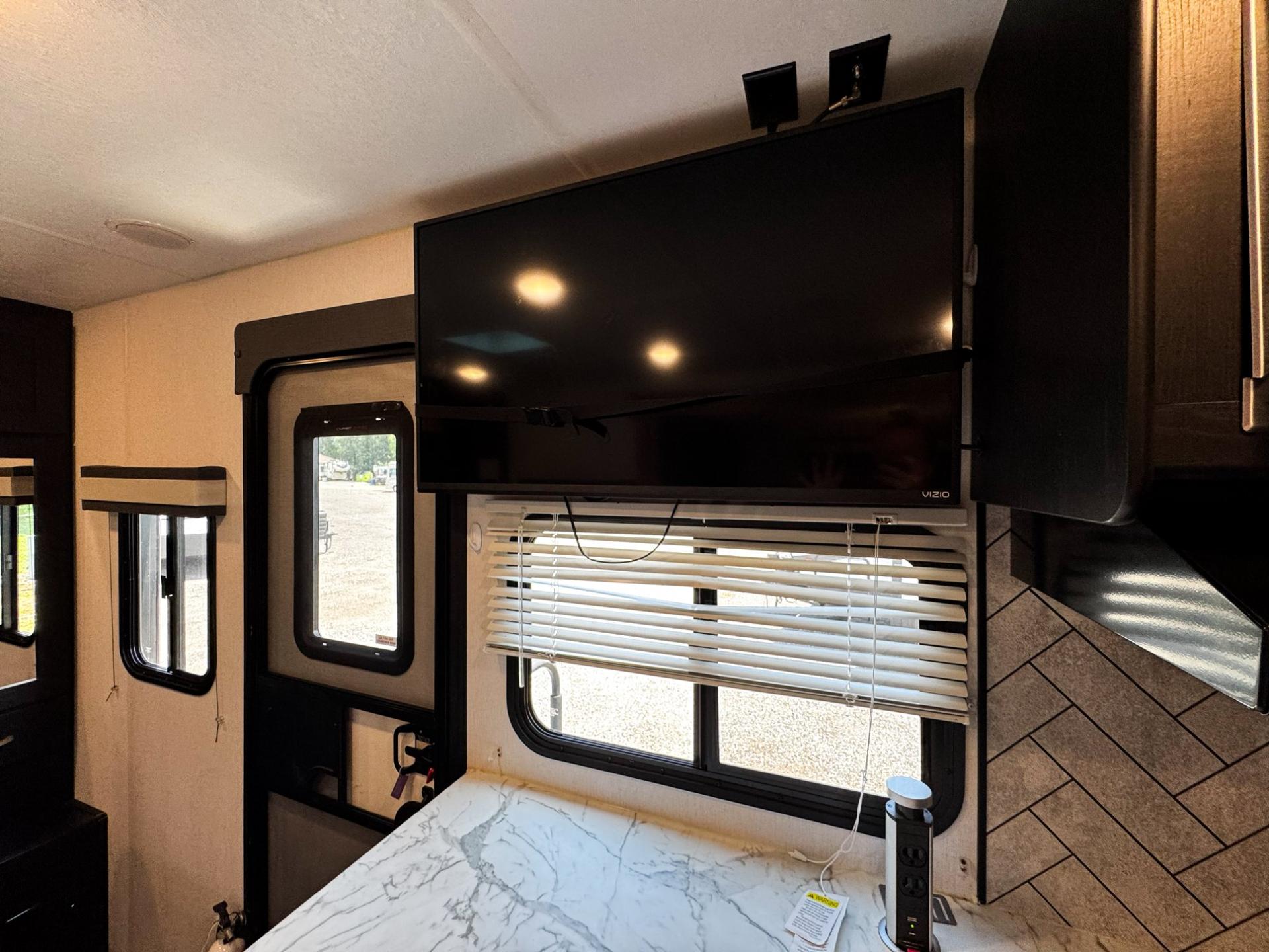 2022 Coachmen 2022 Coachmen Freedom Express Ultra Lite Series - thumbnail 24
