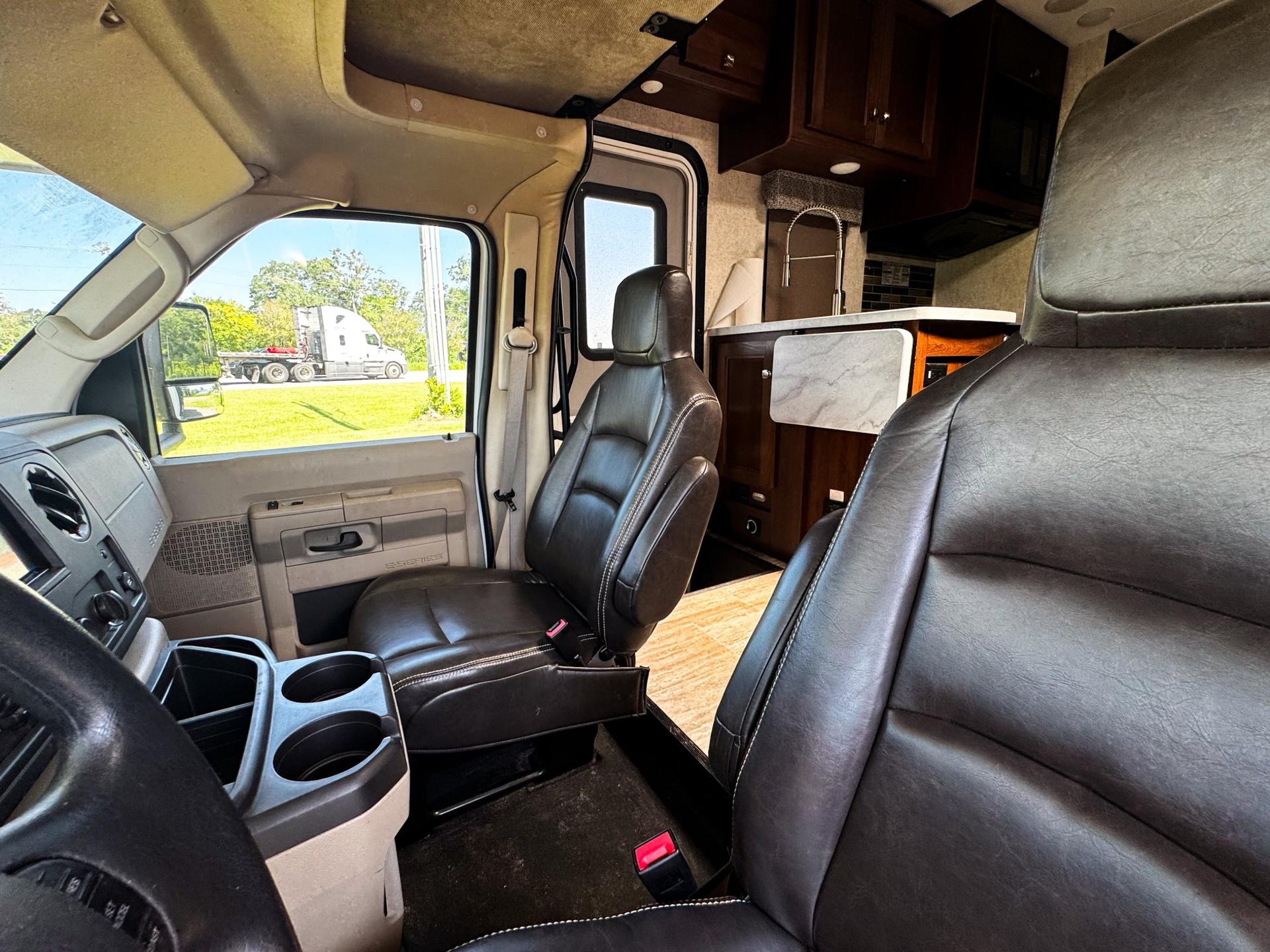 2019 Forest River 2019 Forest River Sunseeker - thumbnail 3