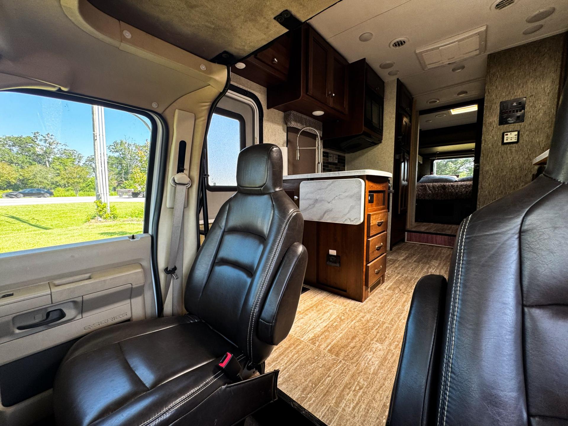 2019 Forest River 2019 Forest River Sunseeker - thumbnail 4