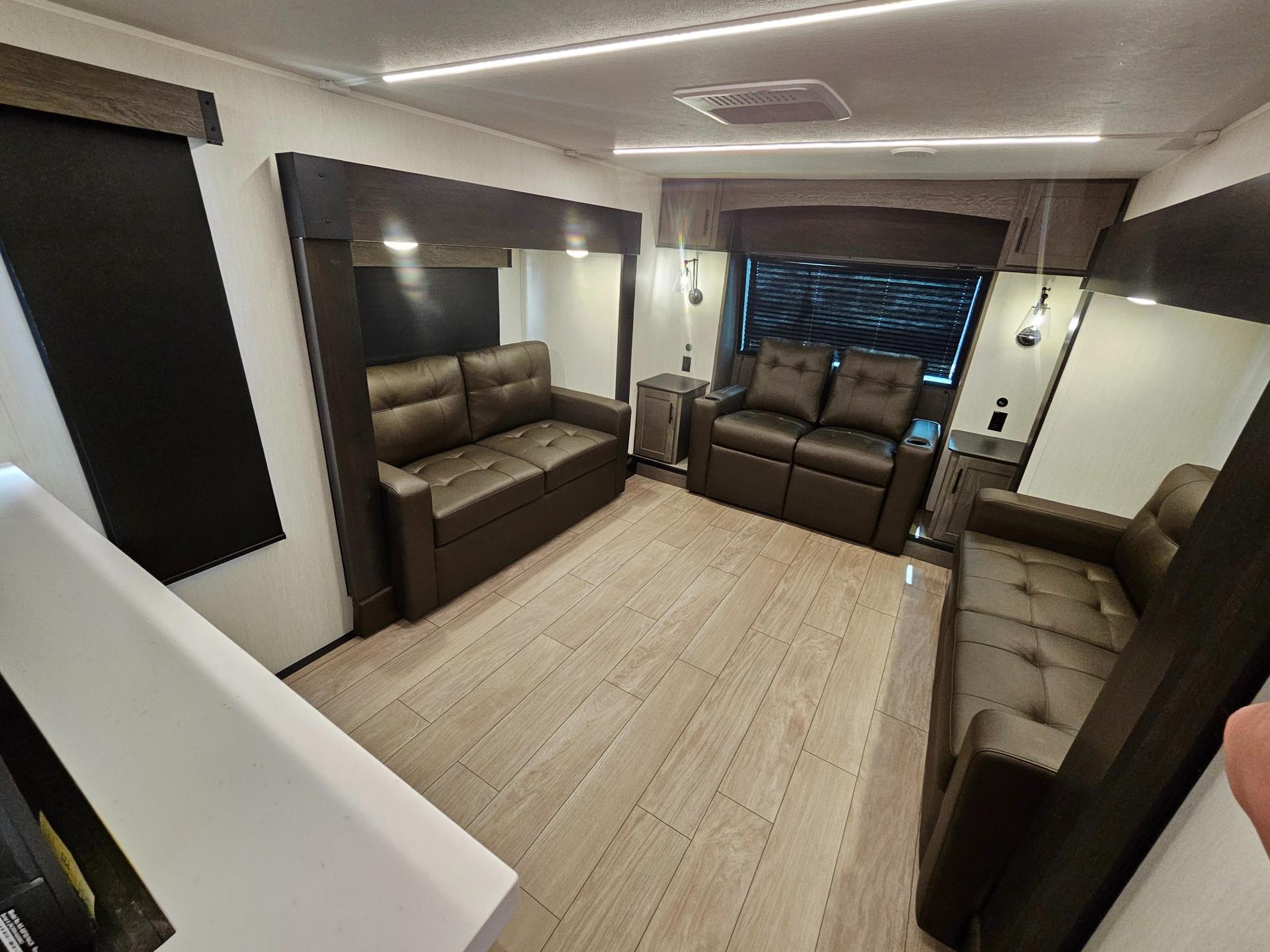 2026 Cherokee 2026 Cherokee Arctic Wolf Suite - thumbnail 4