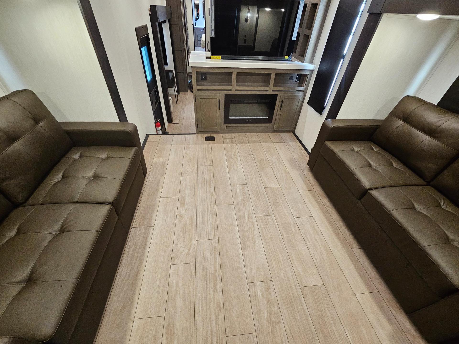 2026 Cherokee 2026 Cherokee Arctic Wolf Suite - thumbnail 5