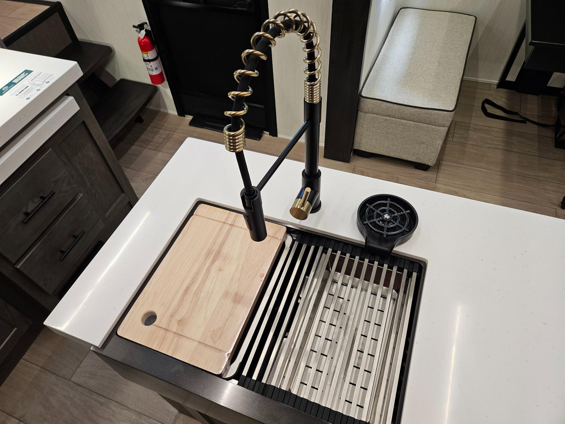 2026 Cherokee 2026 Cherokee Arctic Wolf Suite - thumbnail 12