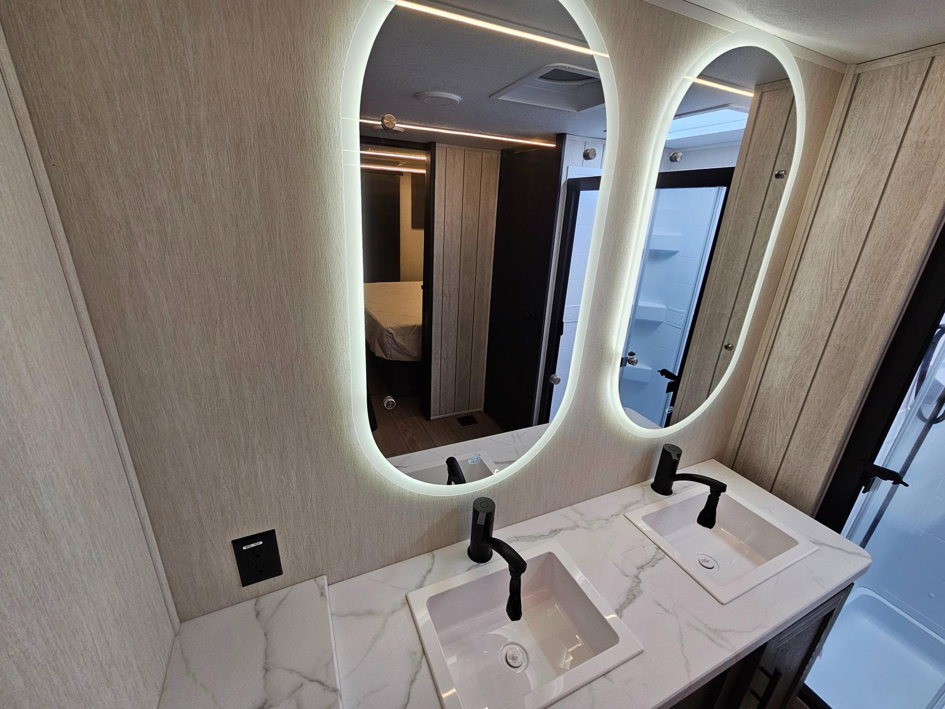 2026 Cherokee 2026 Cherokee Arctic Wolf Suite - thumbnail 25