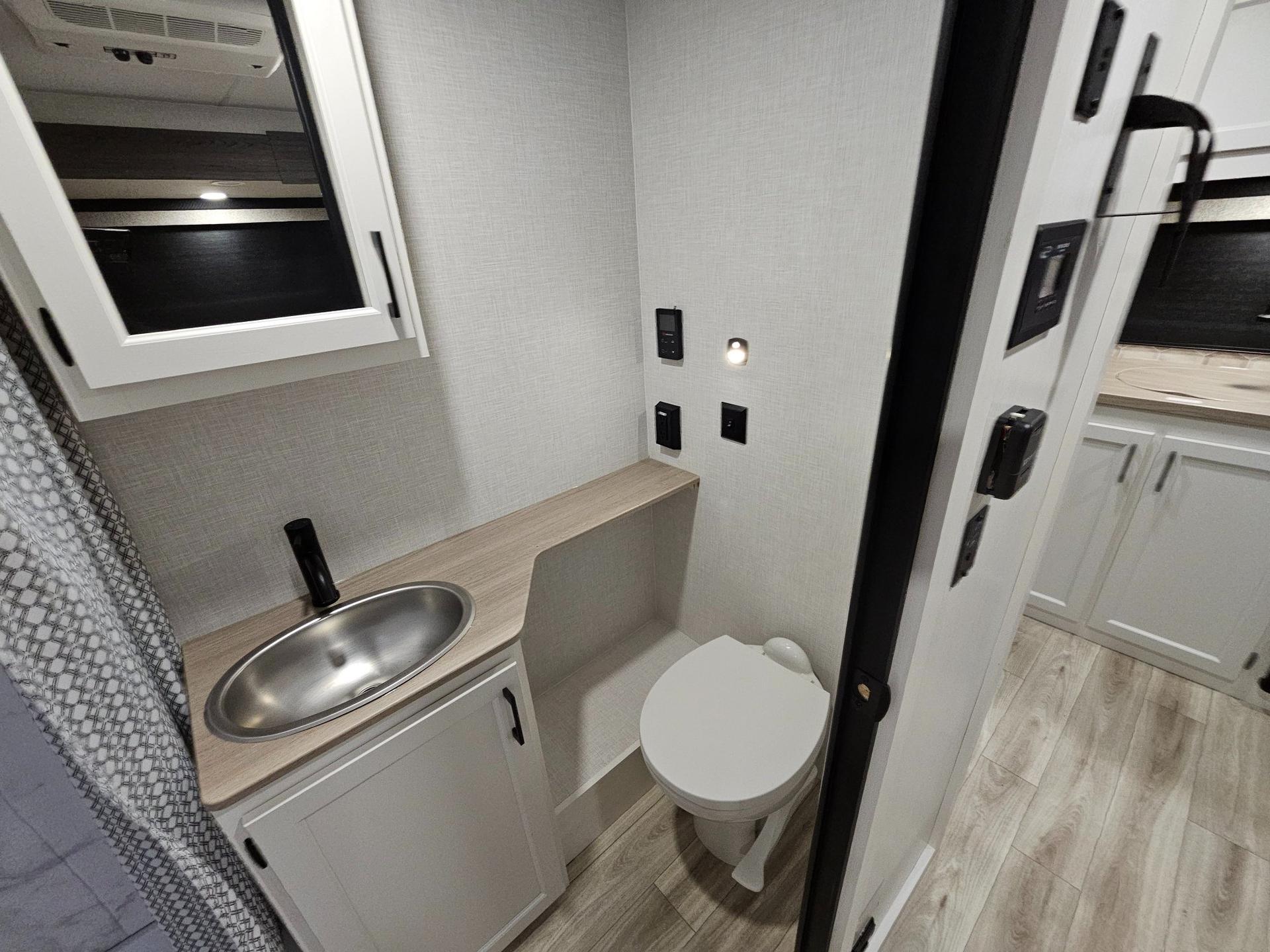 2026 Venture RV 2026 Venture RV SportTrek Stinger Lite - thumbnail 15