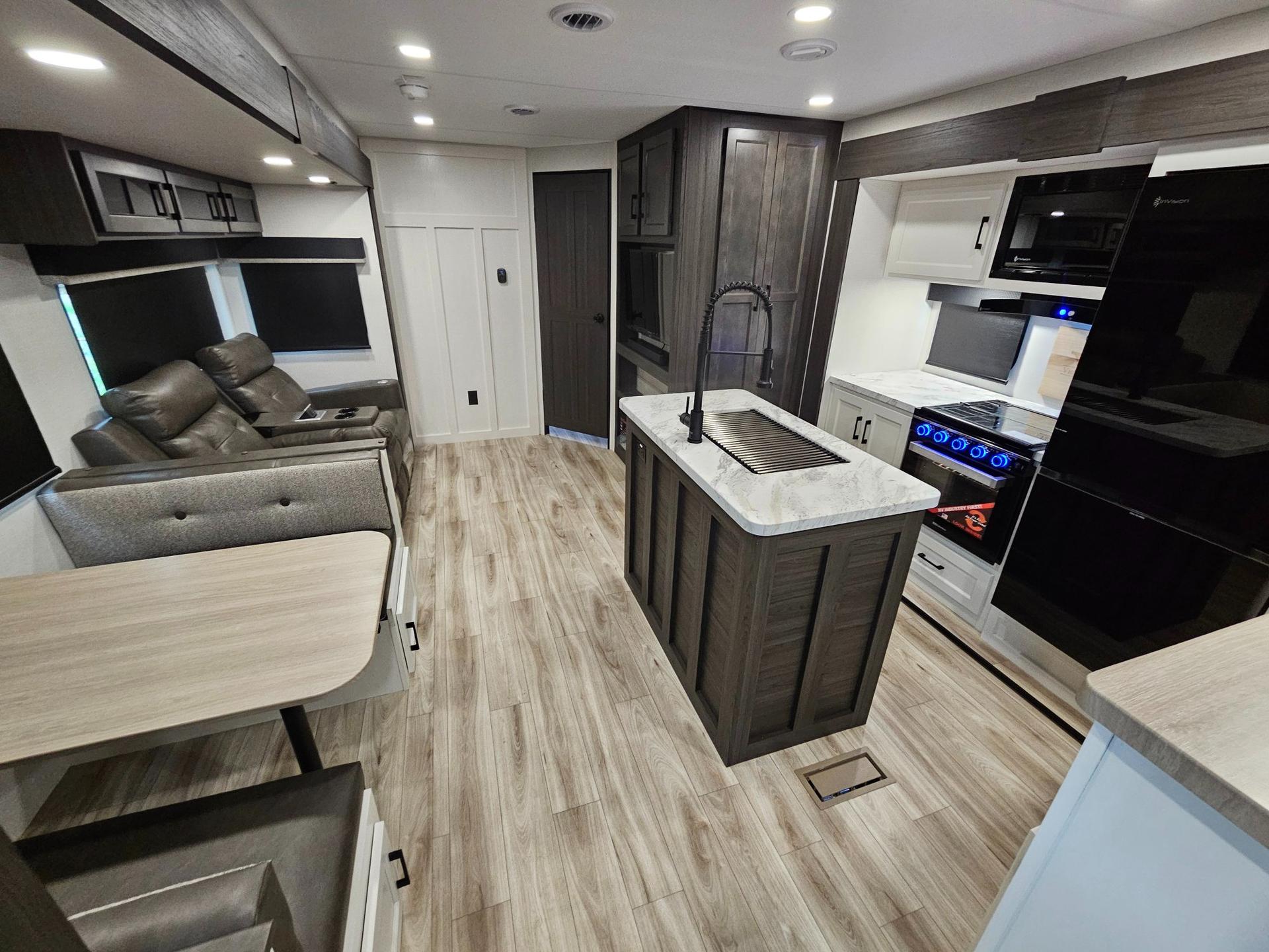 2026 Venture RV 2026 Venture RV SportTrek Touring Edition - thumbnail 4