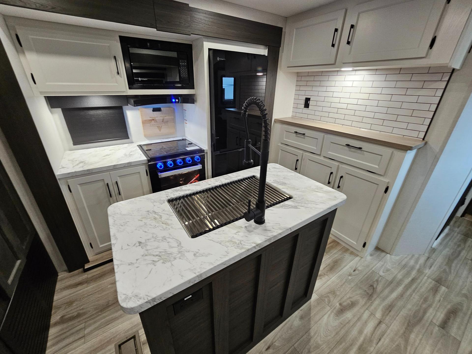2026 Venture RV 2026 Venture RV SportTrek Touring Edition - thumbnail 8