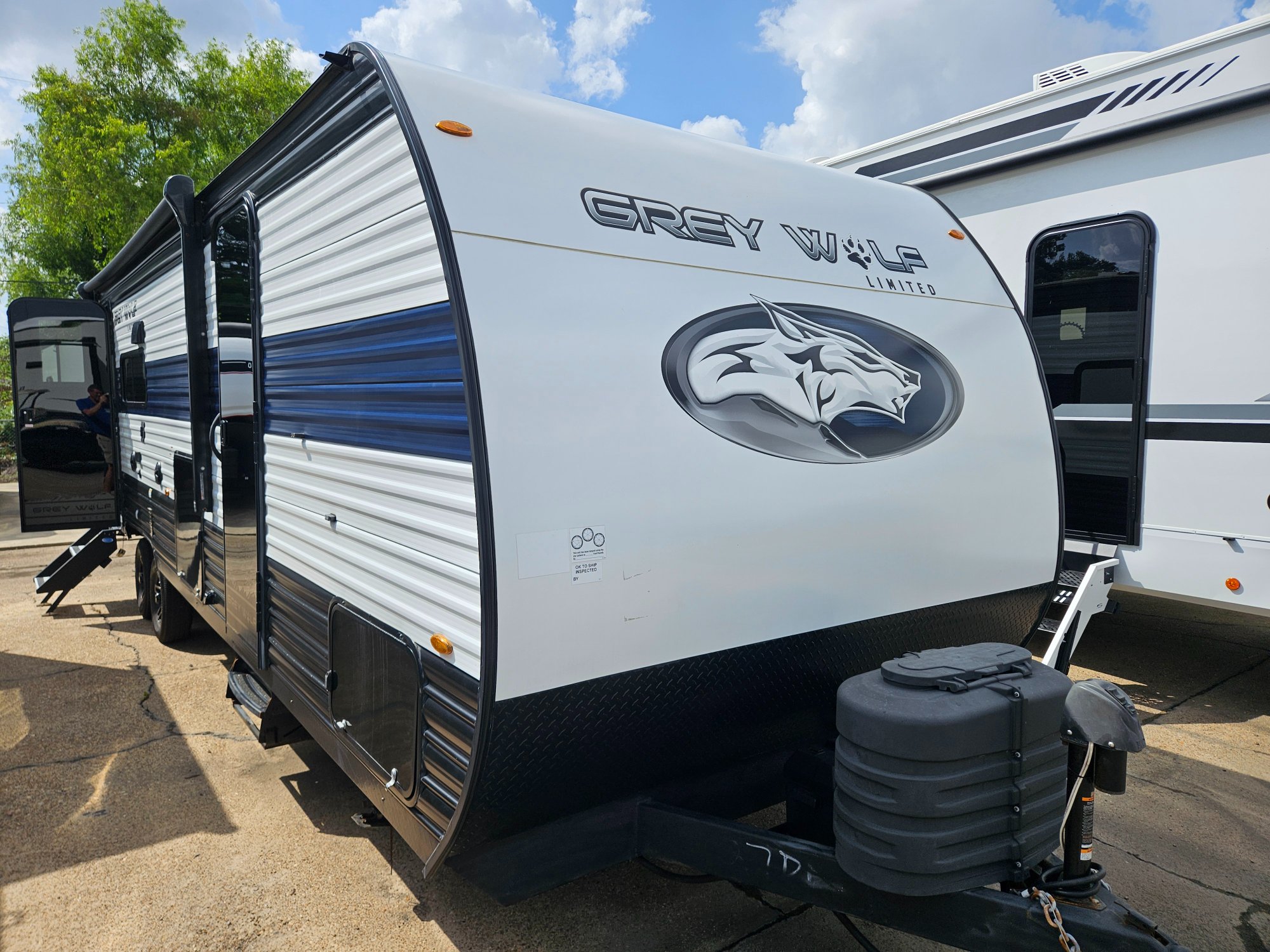2024 FOREST RIVER GREY WOLF 27DBH