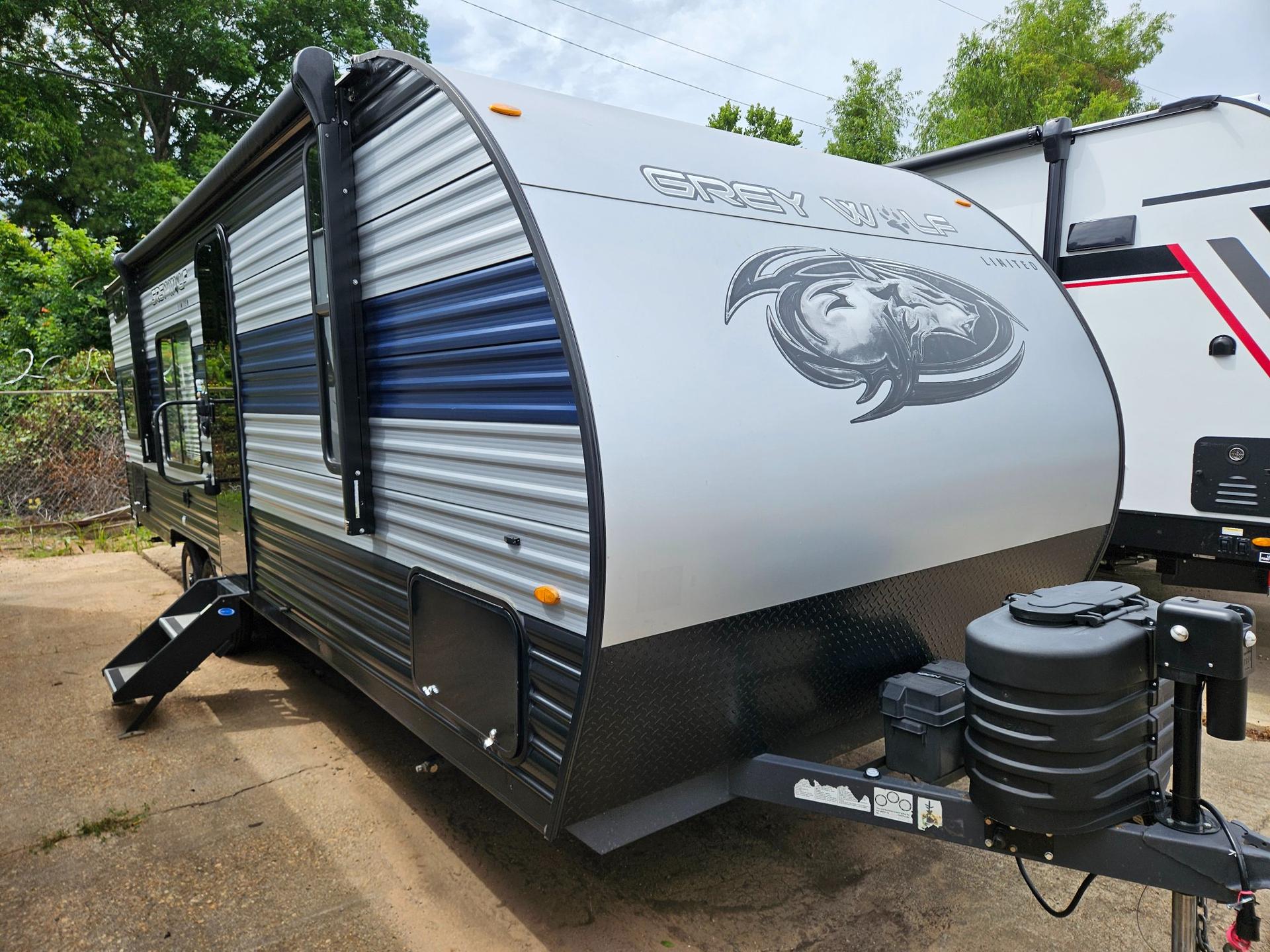2022 FOREST RIVER Cherokee Grey Wolf 26DJSE