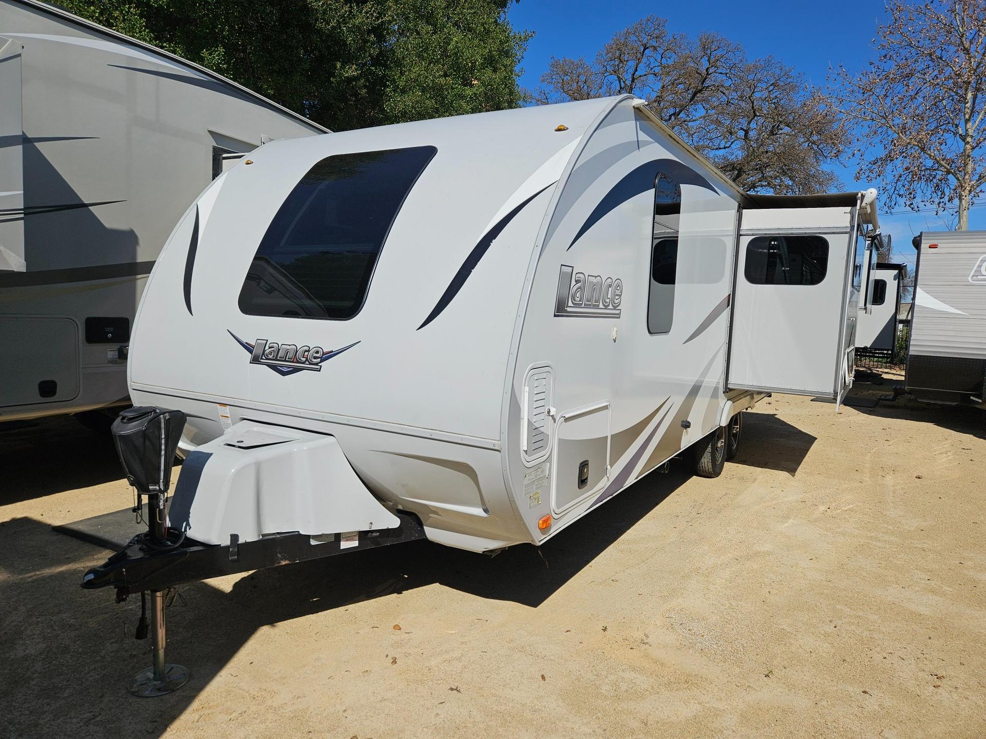 2018 Lance  2018 Lance  Travel Trailer - thumbnail 4