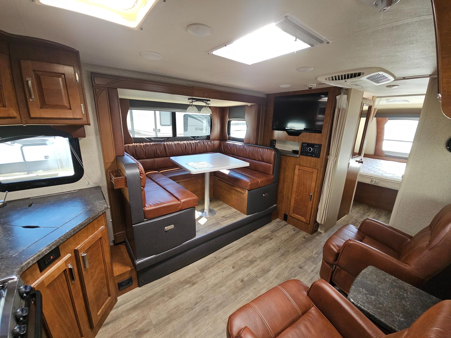 2018 Lance  2018 Lance  Travel Trailer - thumbnail 5