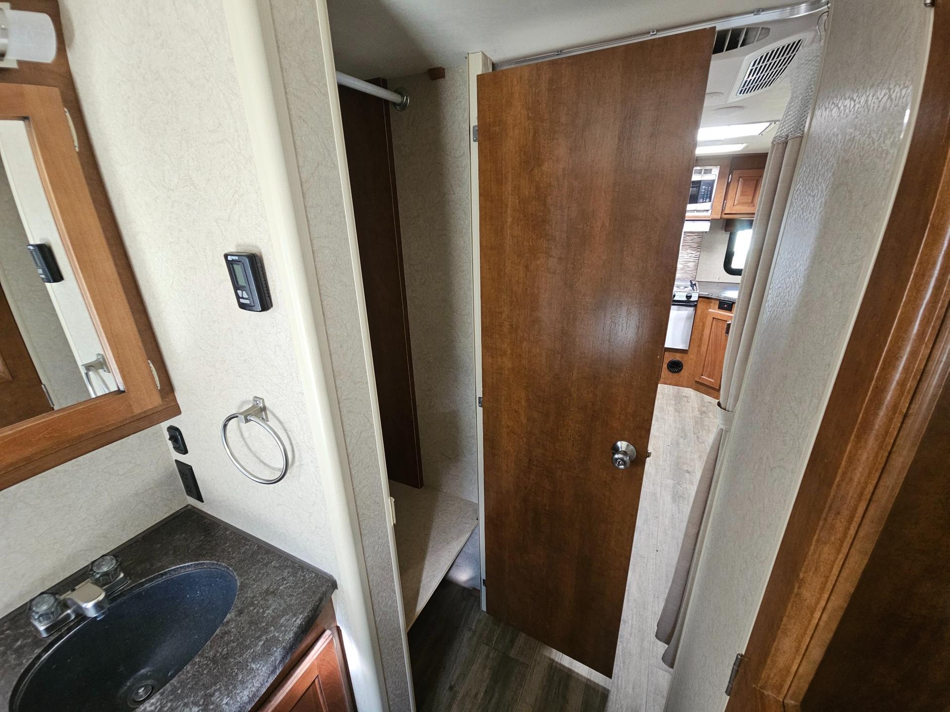 2018 Lance  2018 Lance  Travel Trailer - thumbnail 15