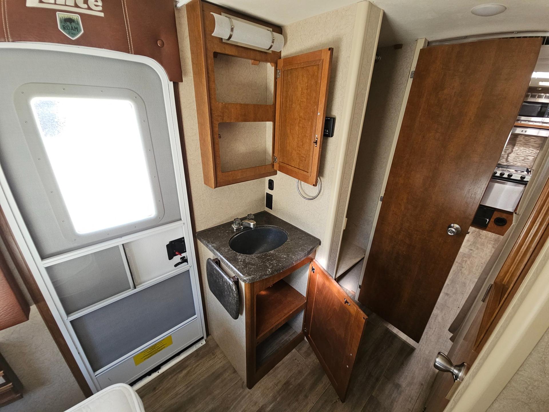 2018 Lance  2018 Lance  Travel Trailer - thumbnail 16