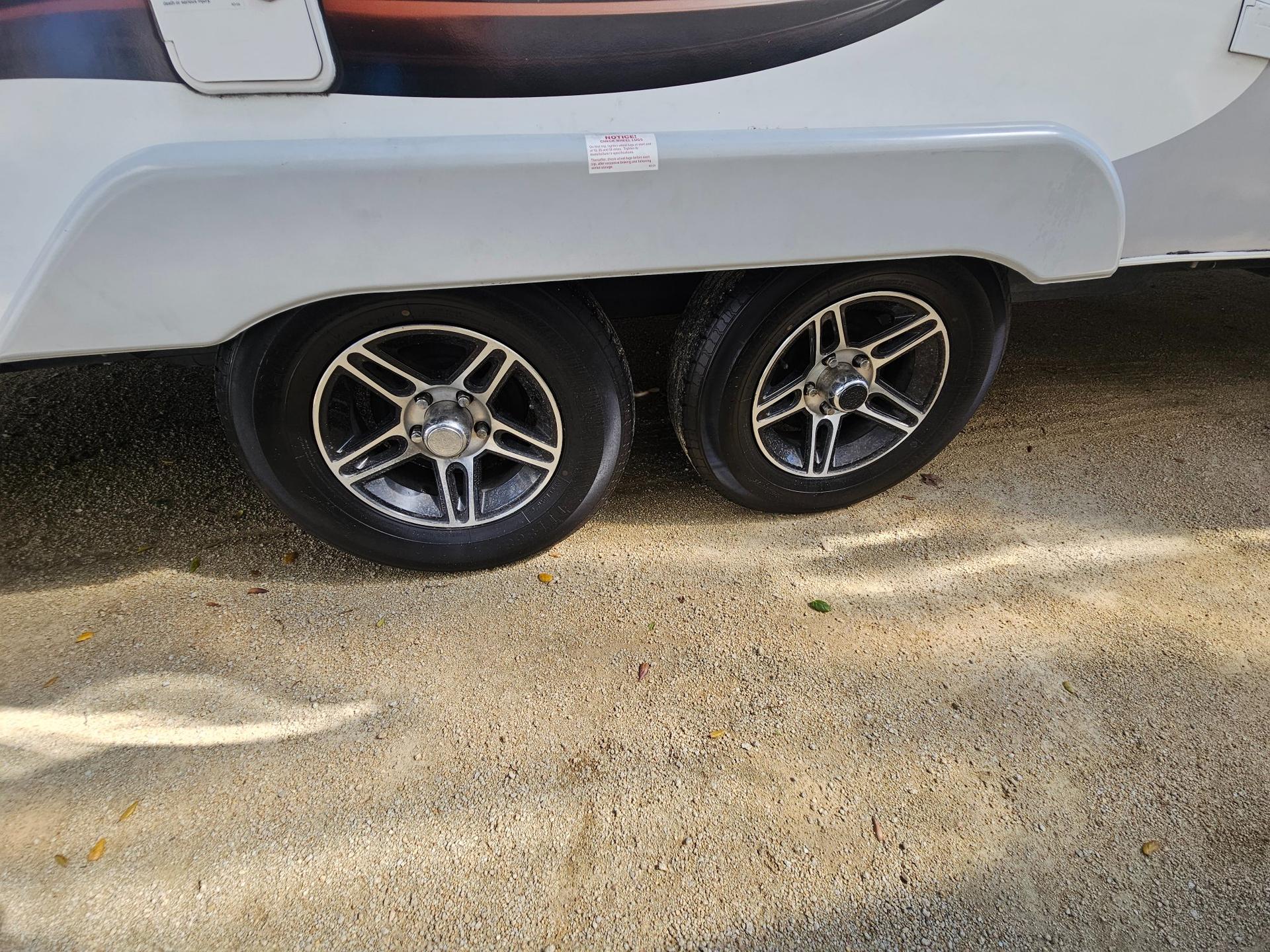 2018 Lance  2018 Lance  Travel Trailer - thumbnail 26