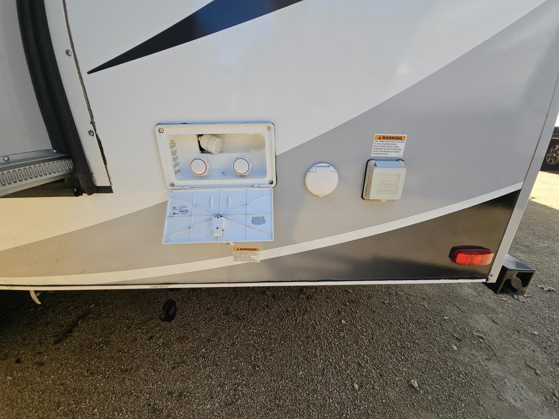 2018 Lance  2018 Lance  Travel Trailer - thumbnail 27