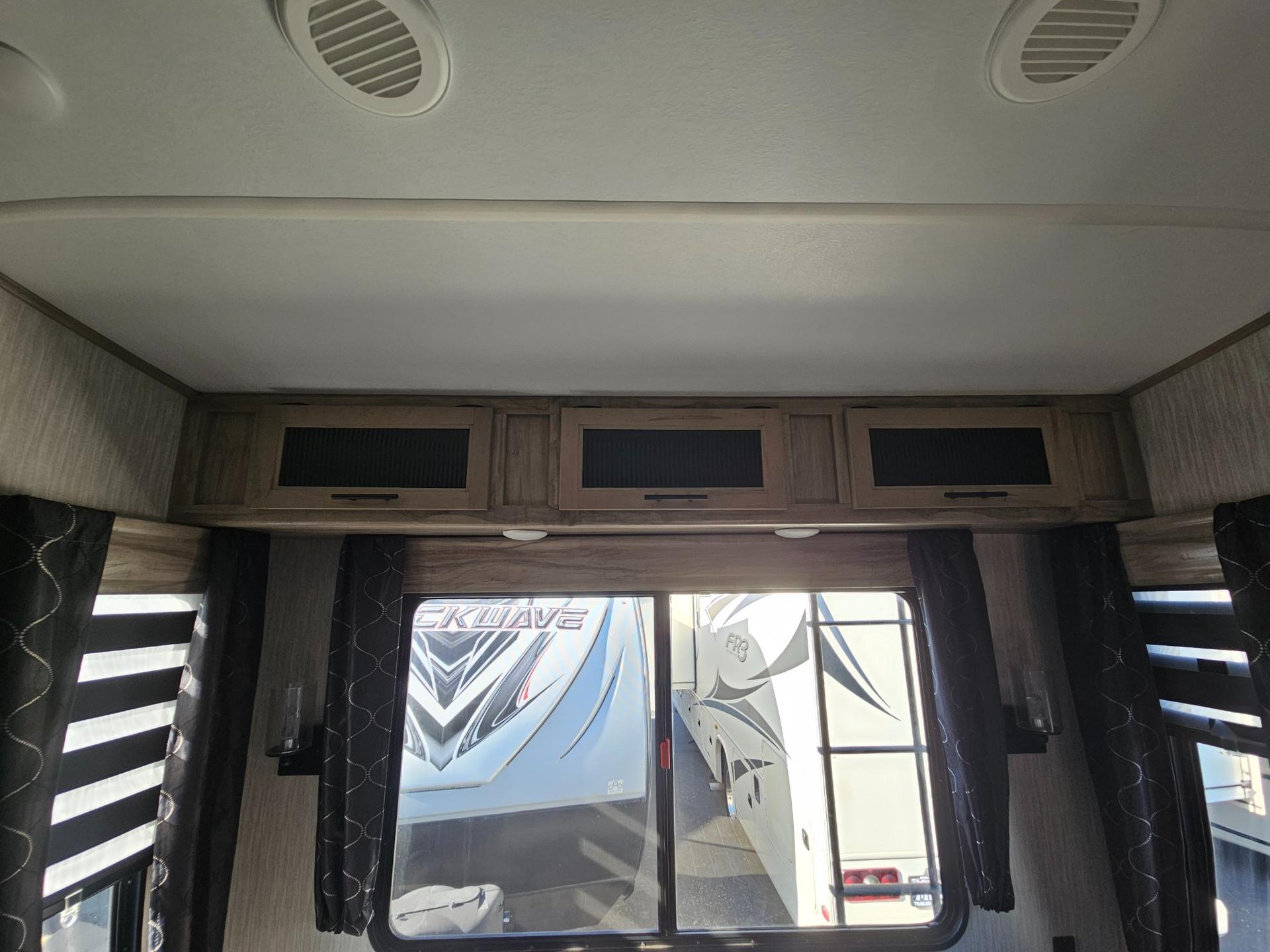 2021 Forest River 2021 Forest River Cherokee Arctic Wolf - thumbnail 11