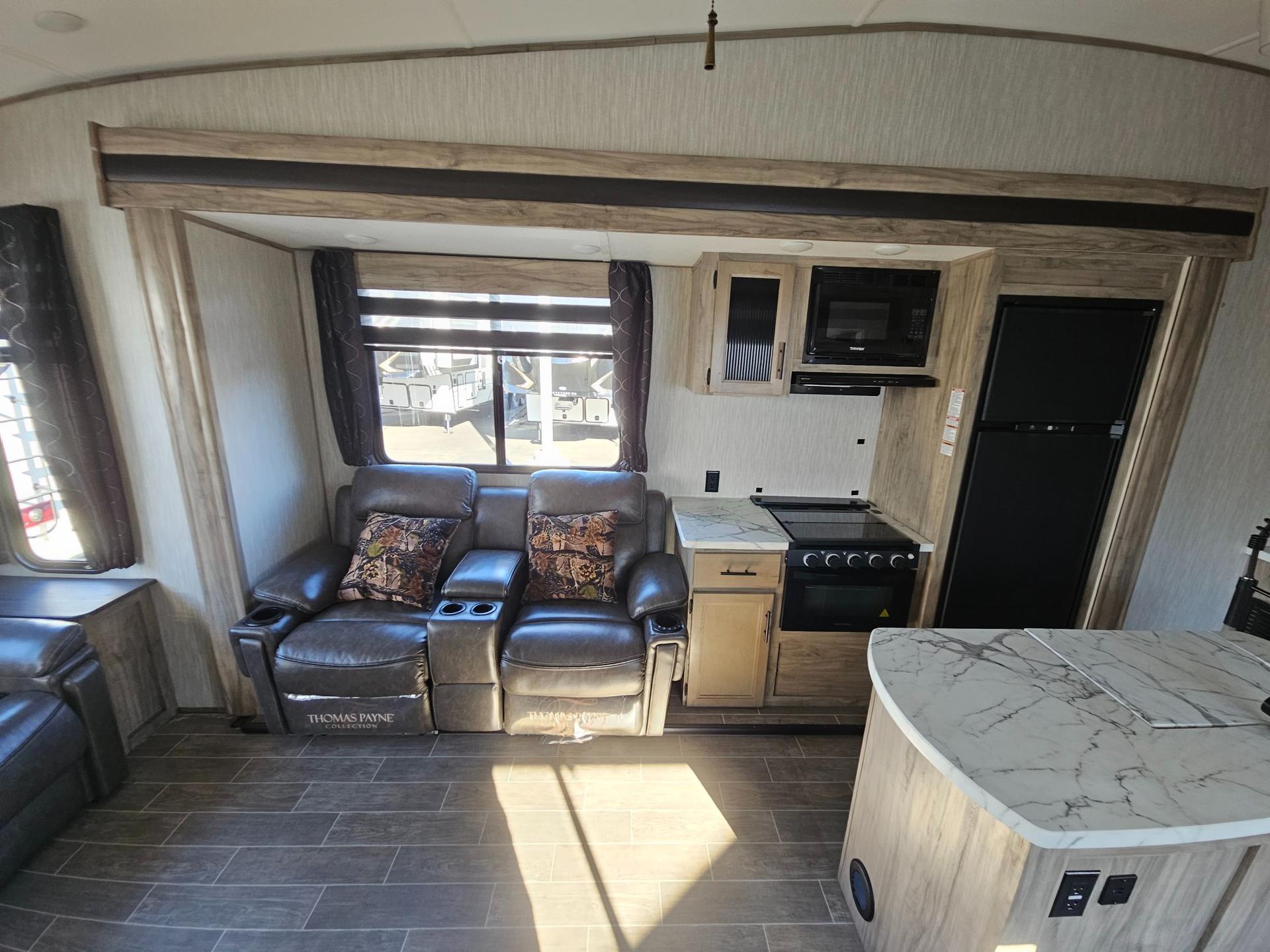 2021 Forest River 2021 Forest River Cherokee Arctic Wolf - thumbnail 12