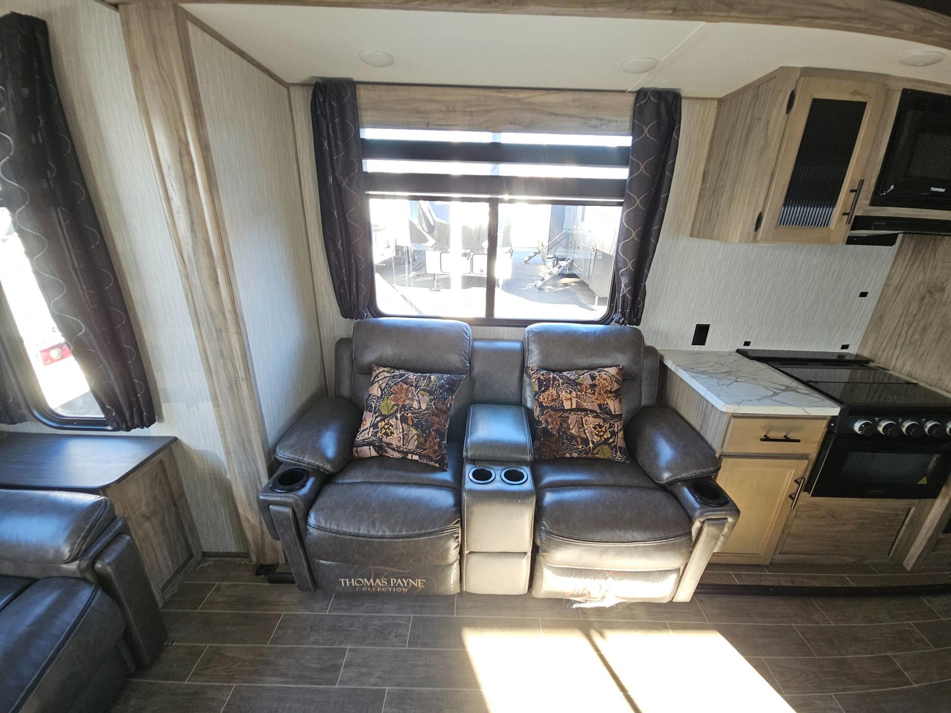 2021 Forest River 2021 Forest River Cherokee Arctic Wolf - thumbnail 13