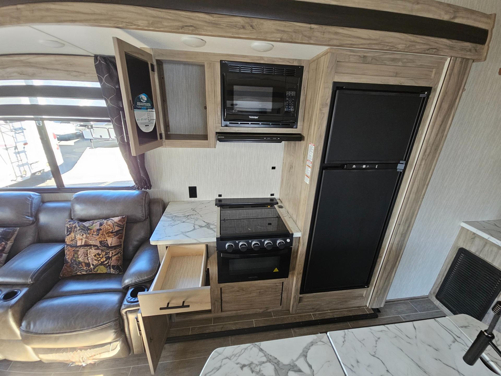 2021 Forest River 2021 Forest River Cherokee Arctic Wolf - thumbnail 14