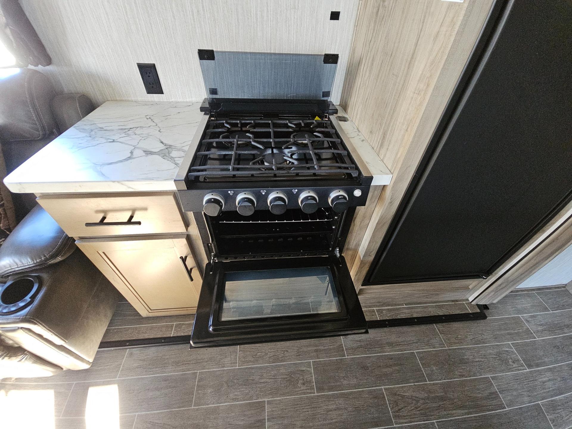 2021 Forest River 2021 Forest River Cherokee Arctic Wolf - thumbnail 16