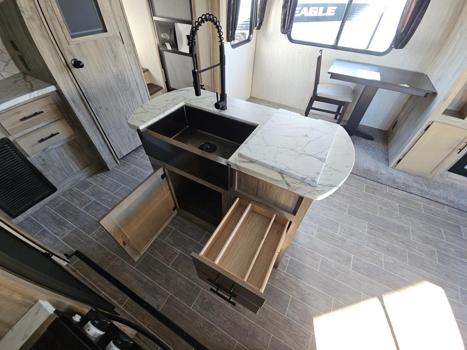 2021 Forest River 2021 Forest River Cherokee Arctic Wolf - thumbnail 18