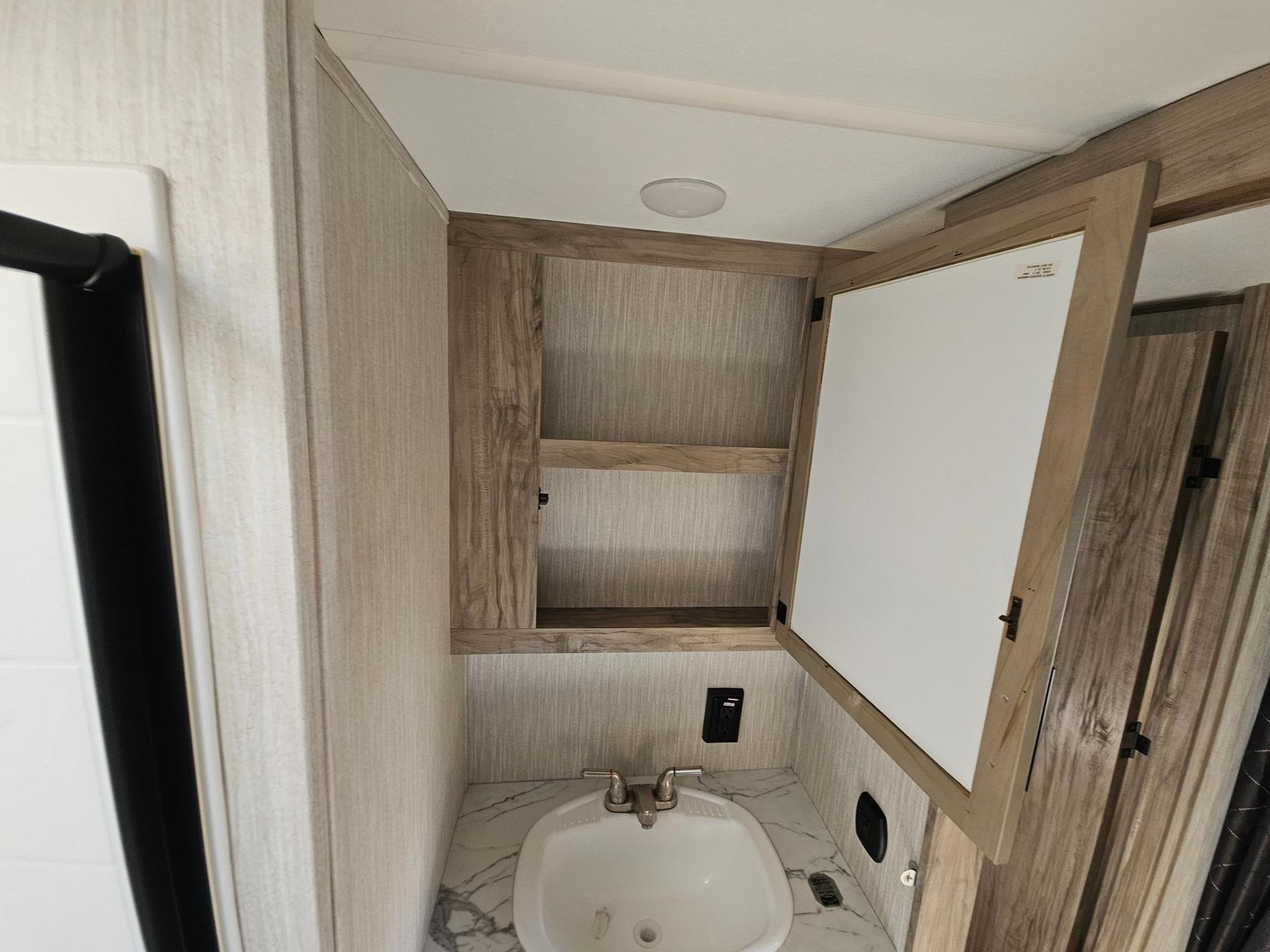 2021 Forest River 2021 Forest River Cherokee Arctic Wolf - thumbnail 25