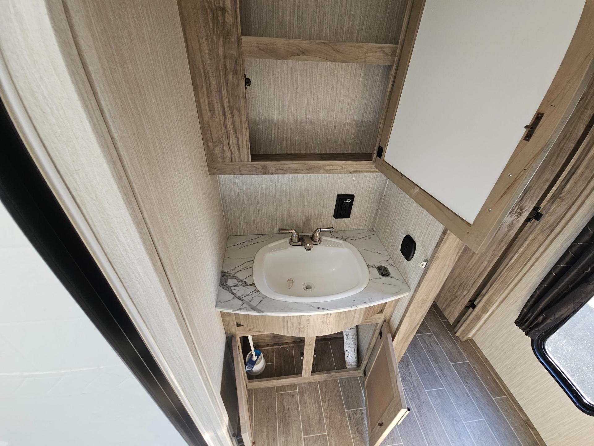 2021 Forest River 2021 Forest River Cherokee Arctic Wolf - thumbnail 26