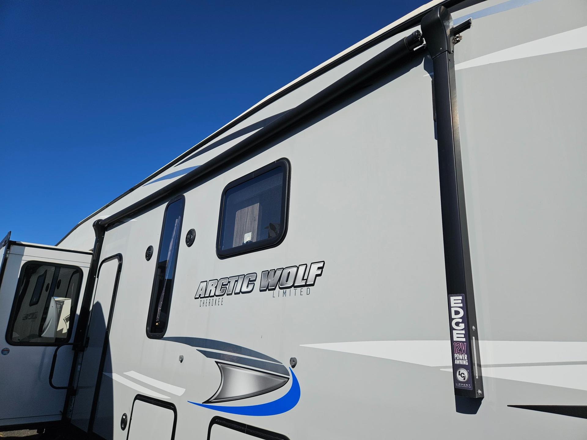 2021 Forest River 2021 Forest River Cherokee Arctic Wolf - thumbnail 35