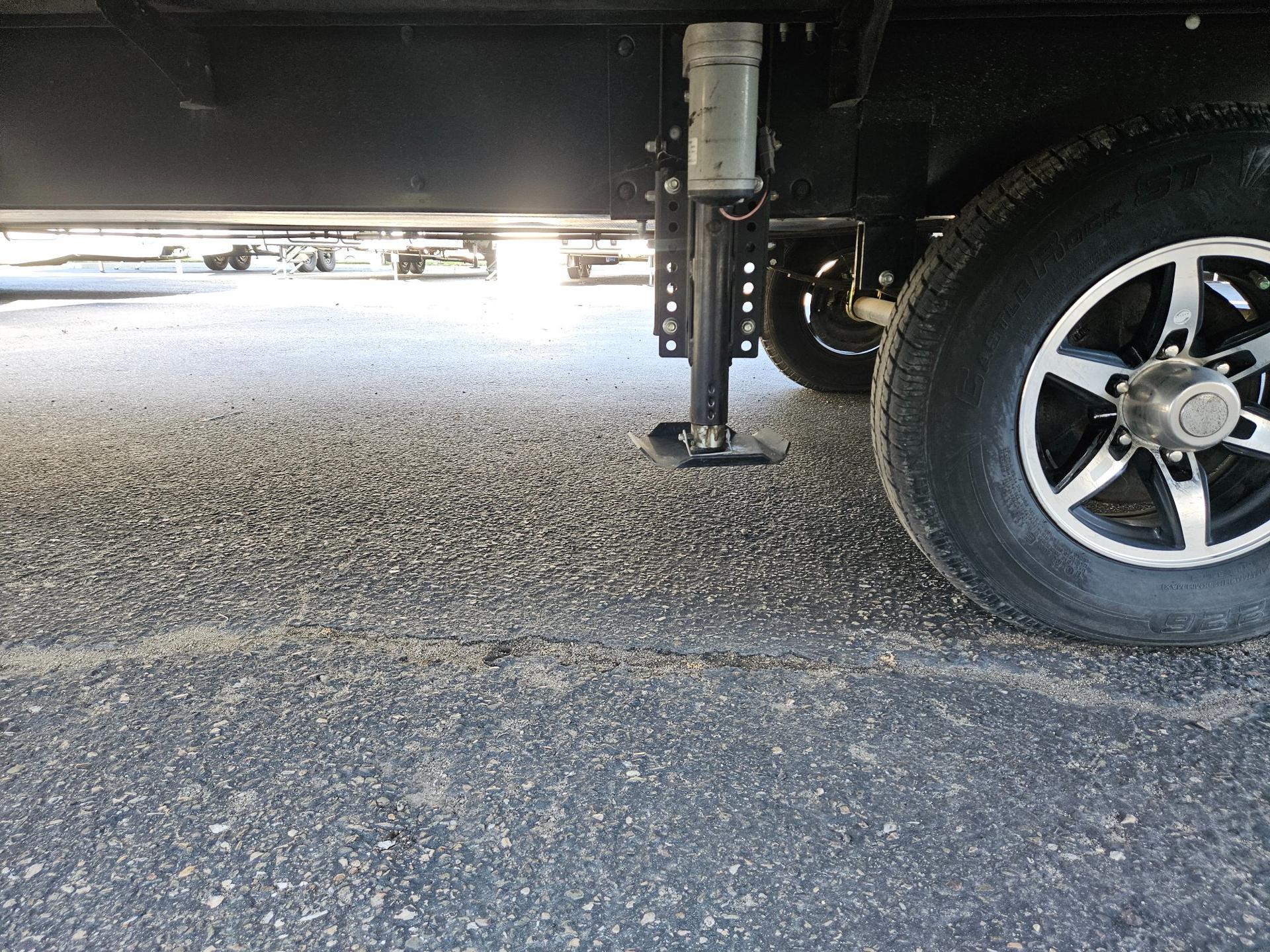 2021 Forest River 2021 Forest River Cherokee Arctic Wolf - thumbnail 39