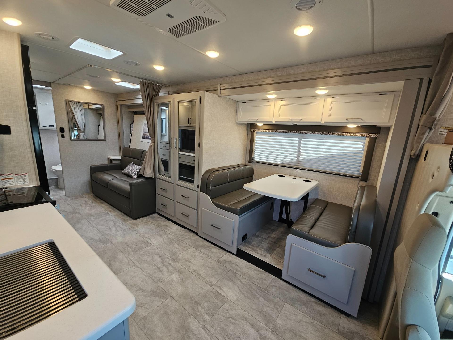 2025 Thor Motor Coach 2025 Thor Motor Coach Quantum - thumbnail 5