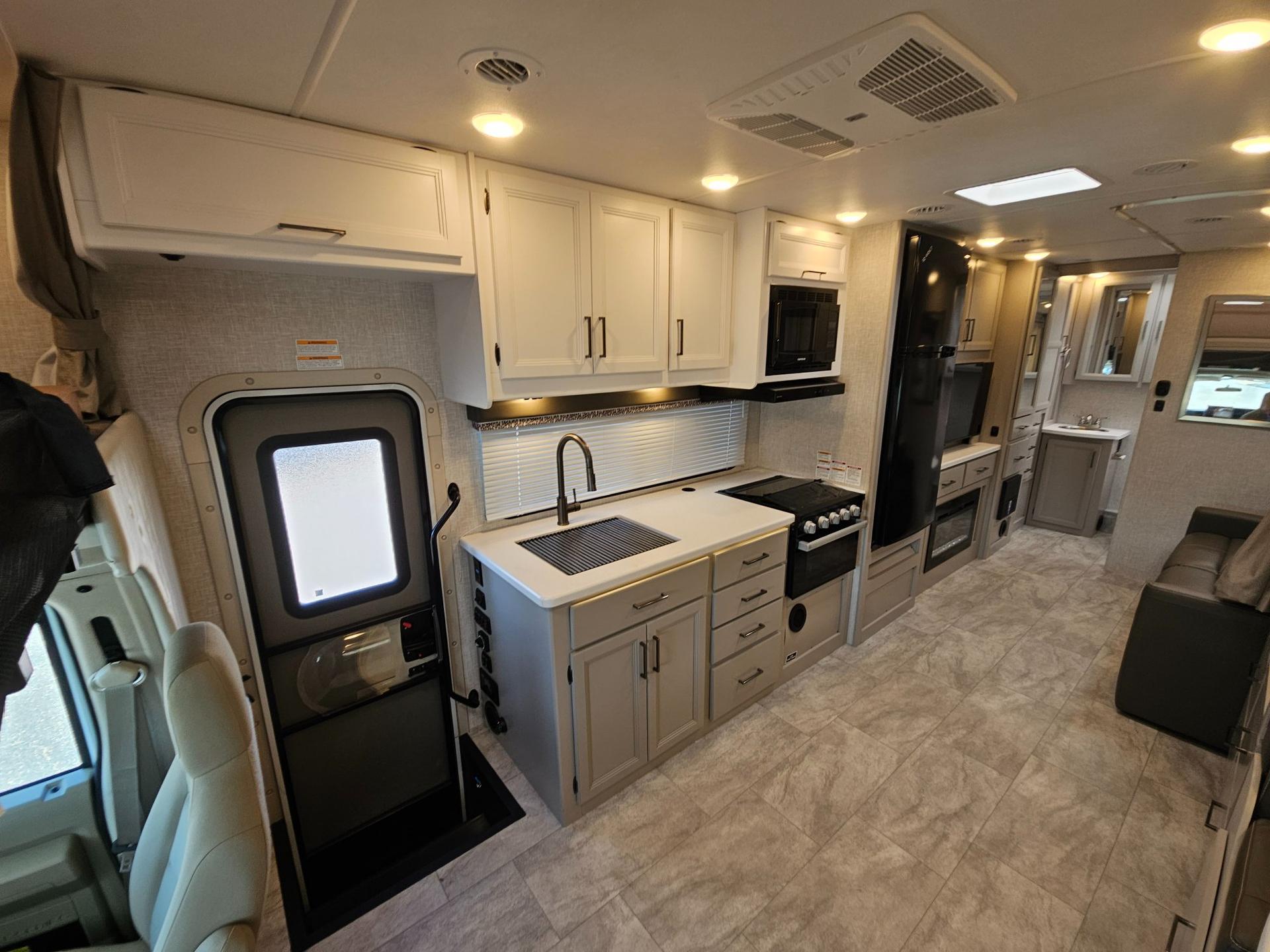 2025 Thor Motor Coach 2025 Thor Motor Coach Quantum - thumbnail 6