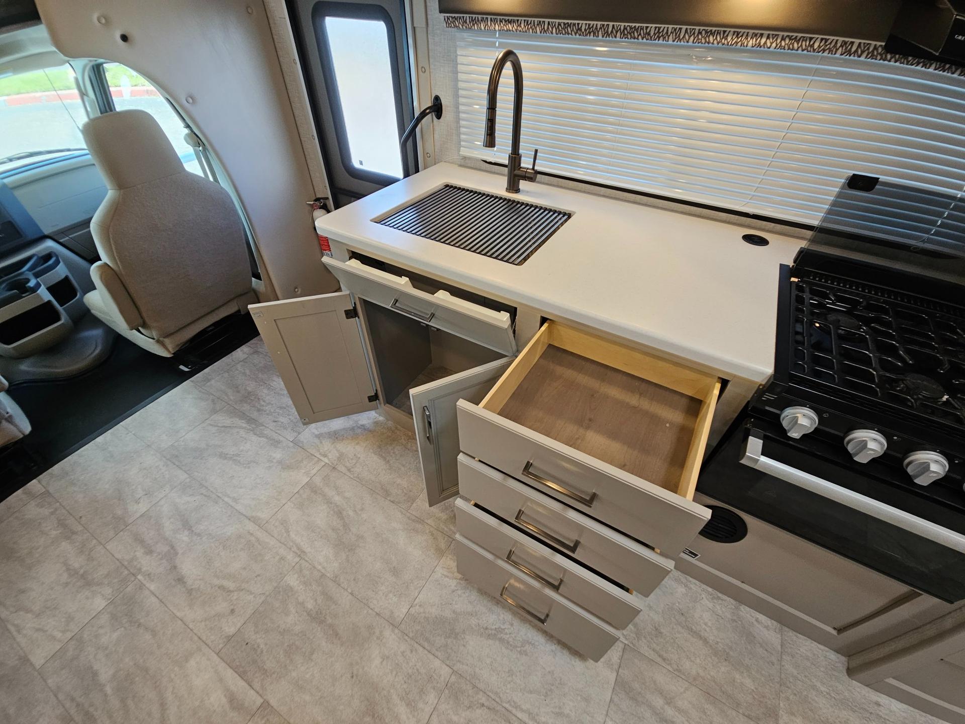 2025 Thor Motor Coach 2025 Thor Motor Coach Quantum - thumbnail 15