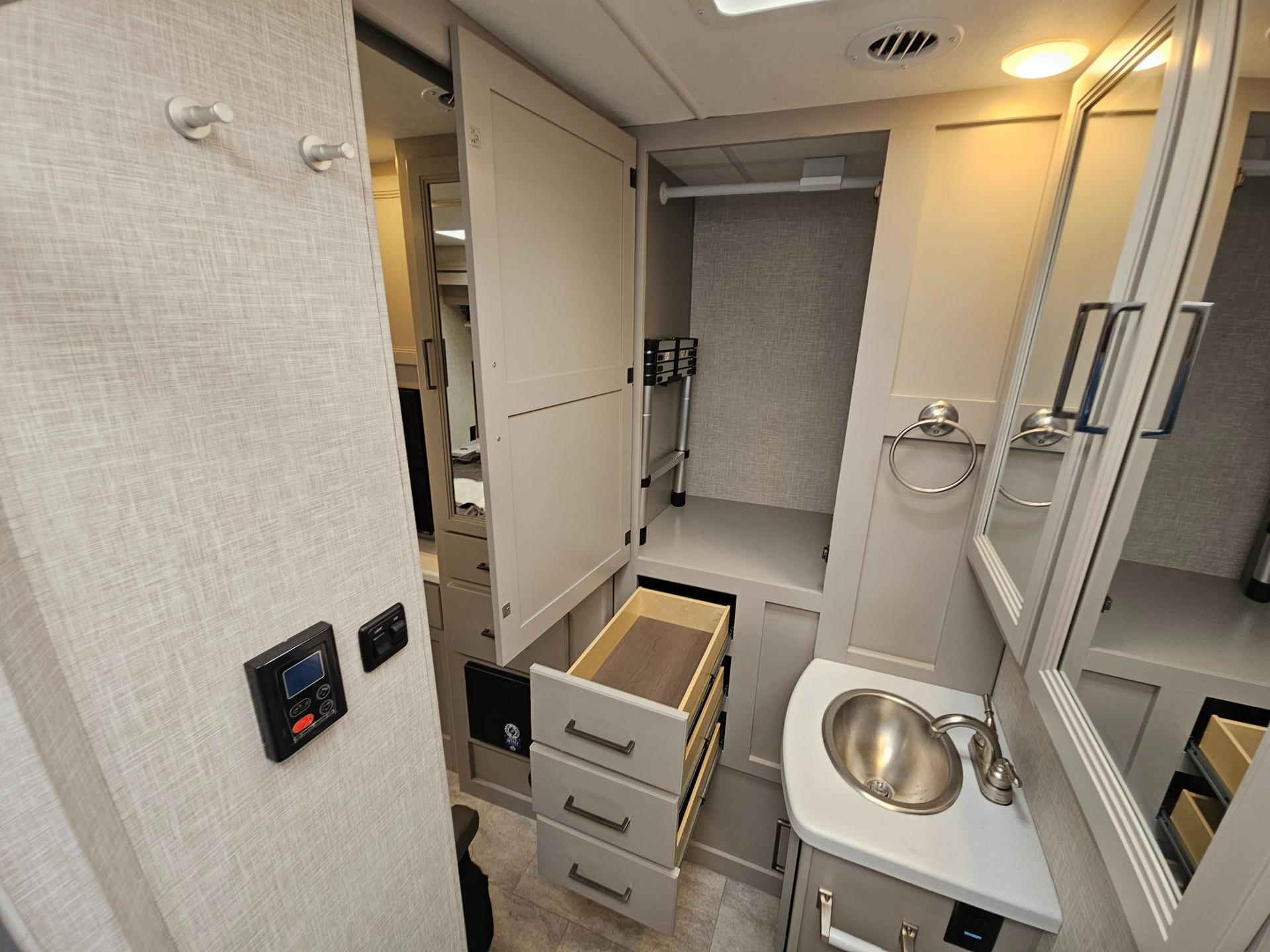 2025 Thor Motor Coach 2025 Thor Motor Coach Quantum - thumbnail 26