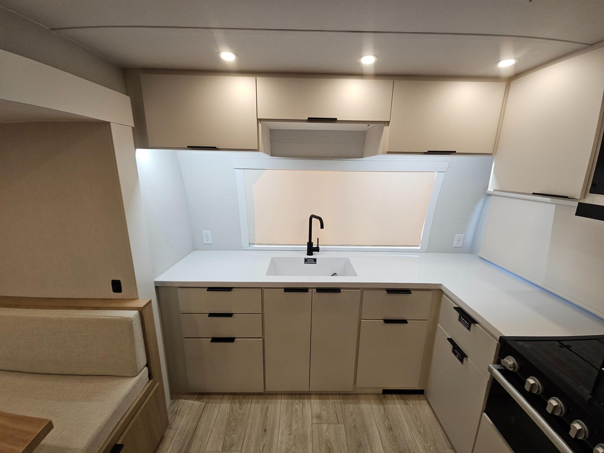 2026 Winnebago 2026 Winnebago Thrive - thumbnail 14