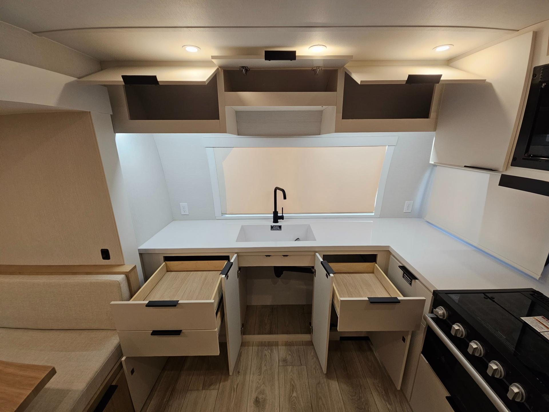 2026 Winnebago 2026 Winnebago Thrive - thumbnail 16