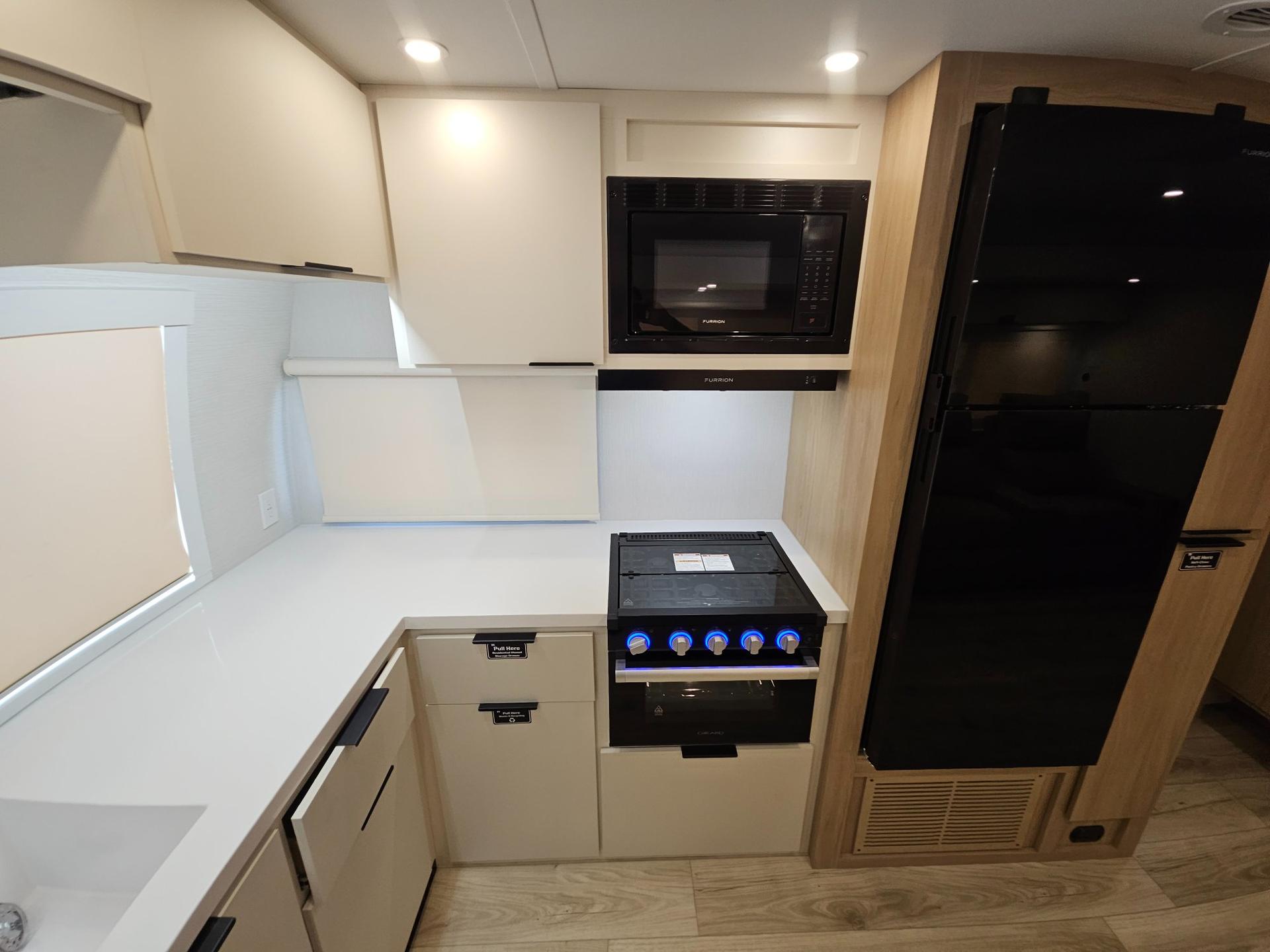 2026 Winnebago 2026 Winnebago Thrive - thumbnail 17