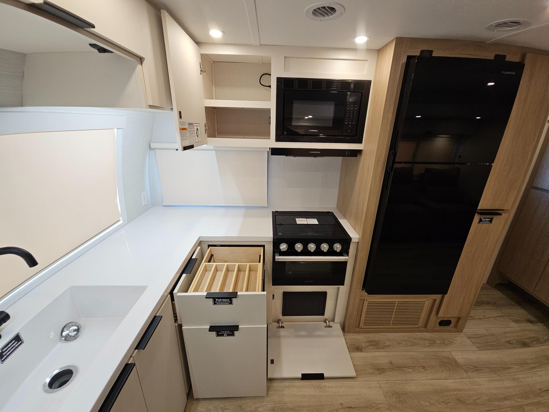 2026 Winnebago 2026 Winnebago Thrive - thumbnail 18