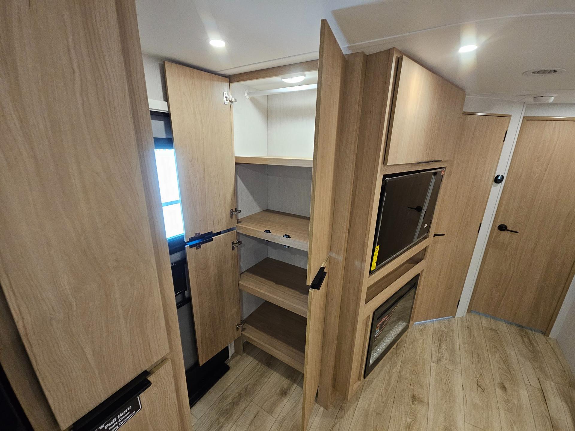 2026 Winnebago 2026 Winnebago Thrive - thumbnail 23