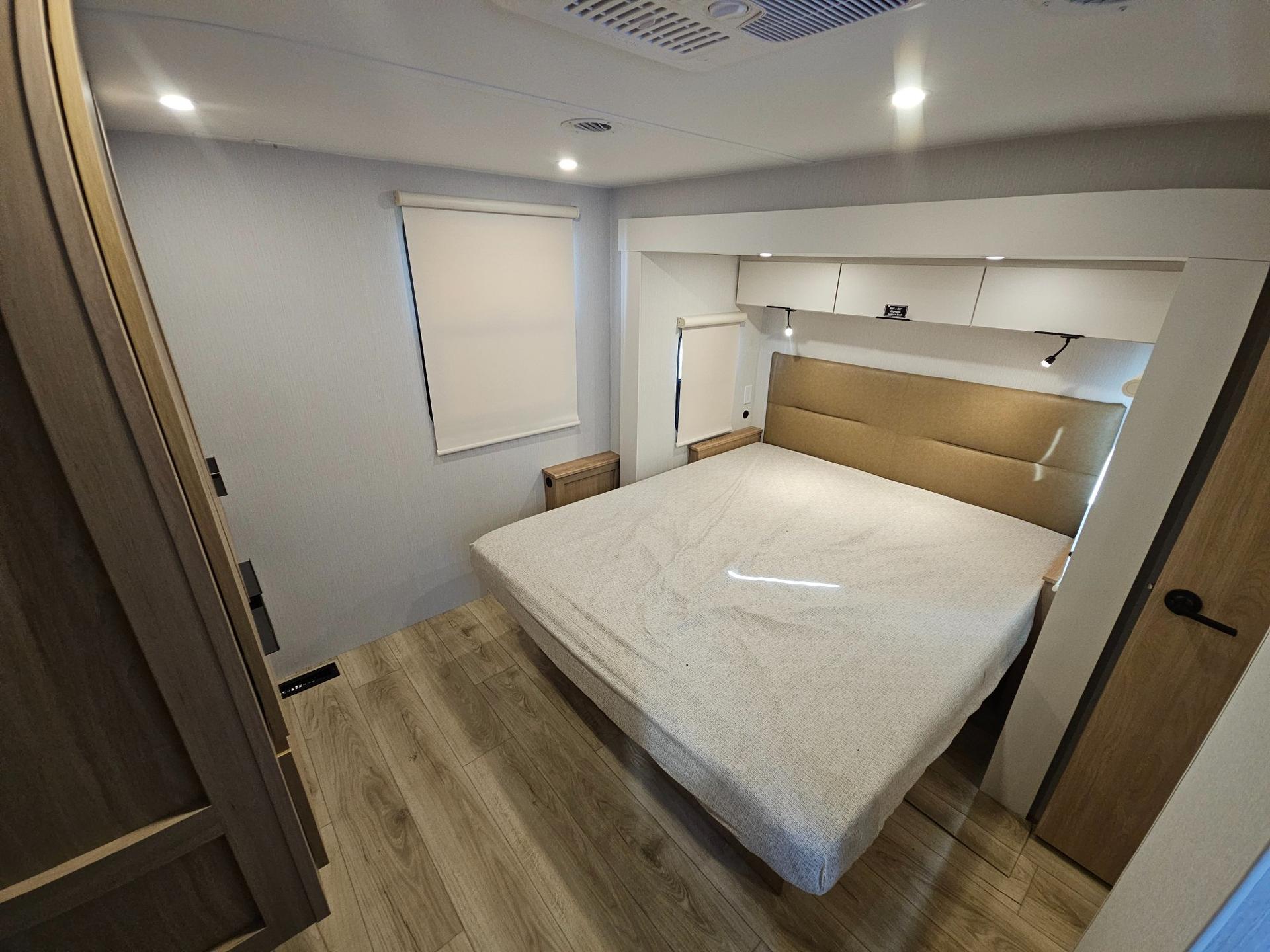 2026 Winnebago 2026 Winnebago Thrive - thumbnail 25